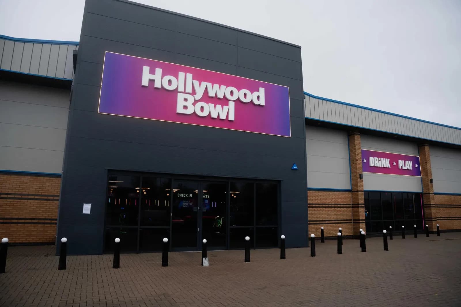 Exterior of Hollywood Bowl Swindon at Greenbridge Retail Park