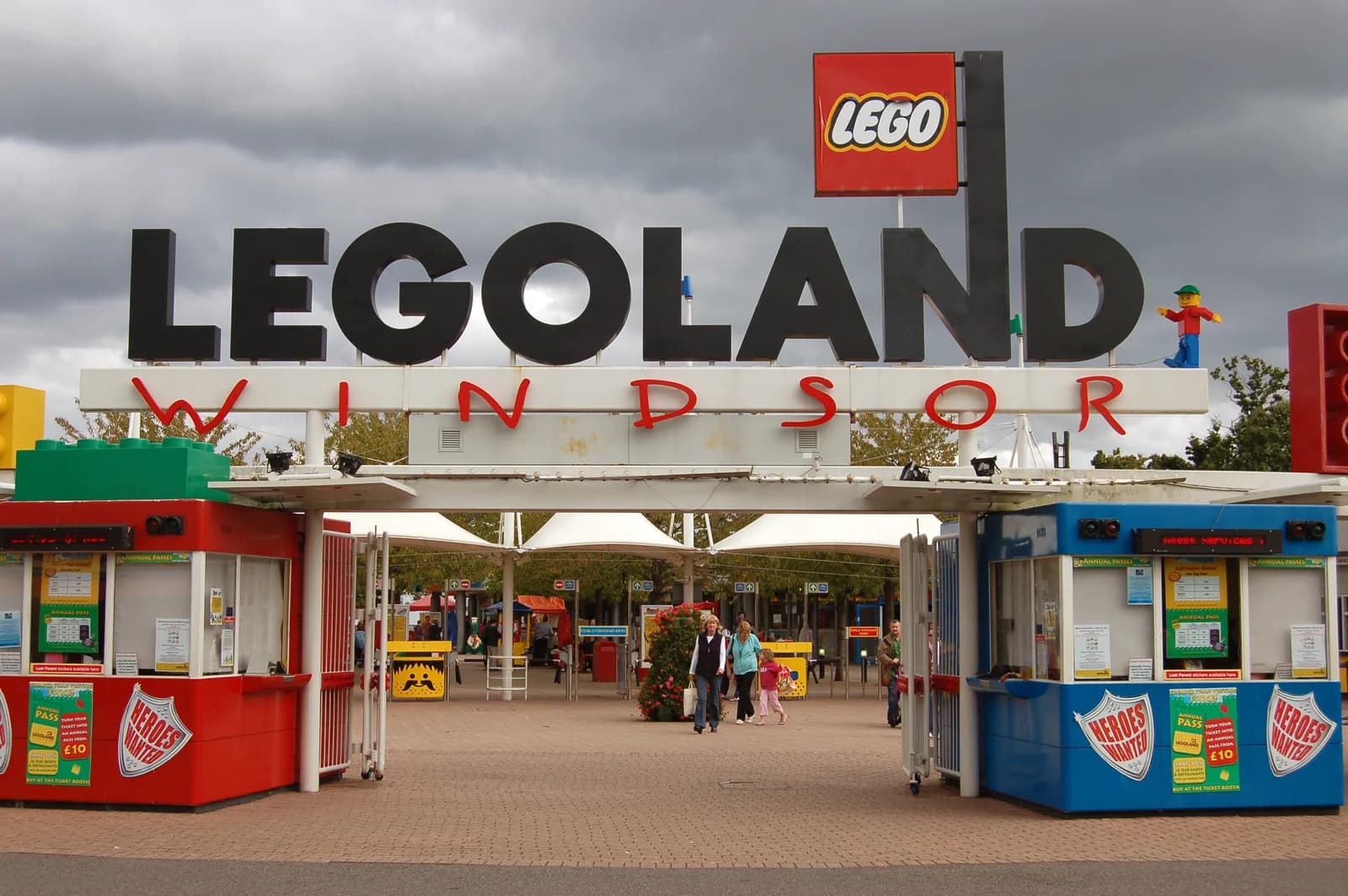 Main entrance to LEGOLAND Windsor Resort with colourful LEGO-themed gateway and signage