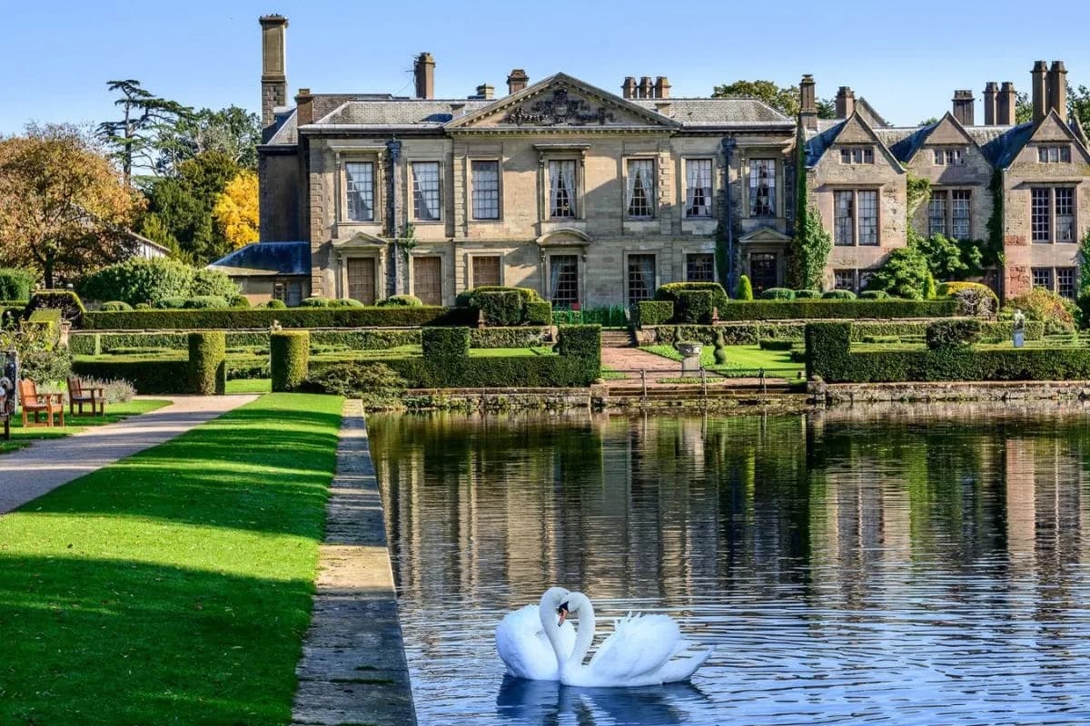 Coombe Abbey Country Park grounds and scenery