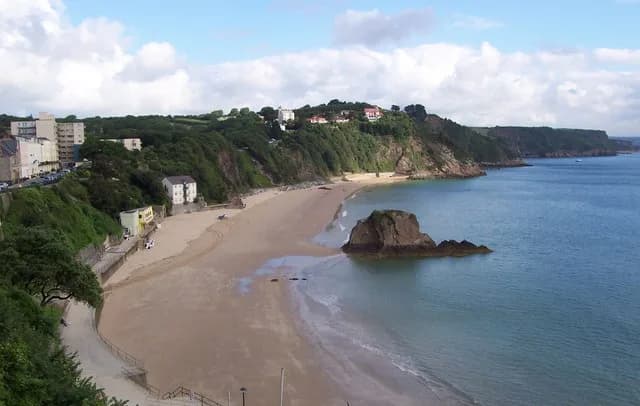 North Beach, Tenby β golden sand against a backdrop of pastel-coloured houses