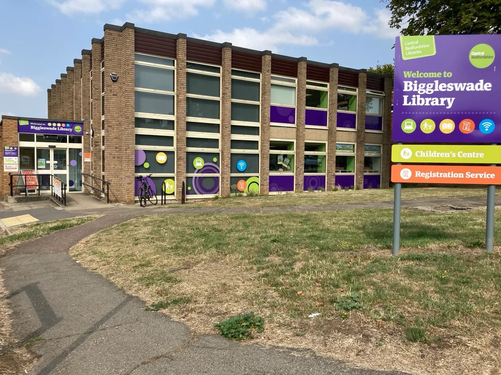 Biggleswade Library building on Chestnut Avenue